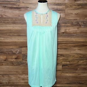 Woman’s vintage nightgown size small